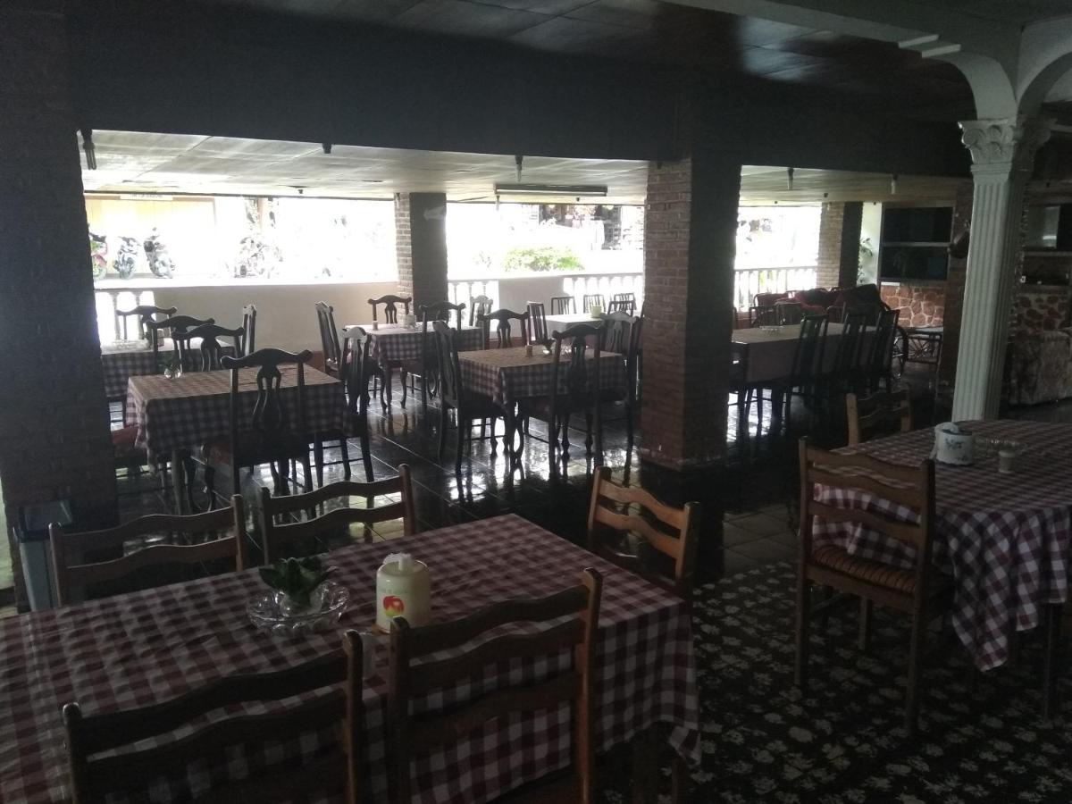 Bernard Guest House&Resto RedPartner Ambarita Esterno foto