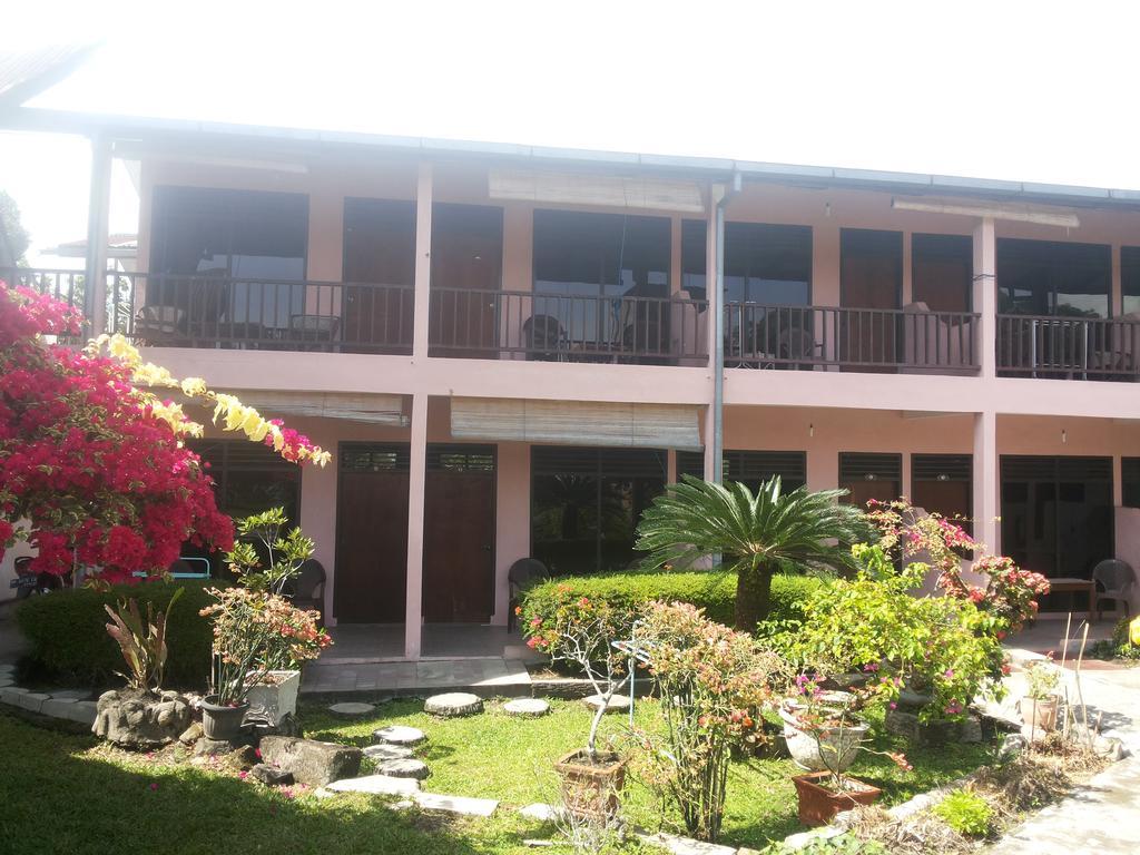 Bernard Guest House&Resto RedPartner Ambarita Esterno foto