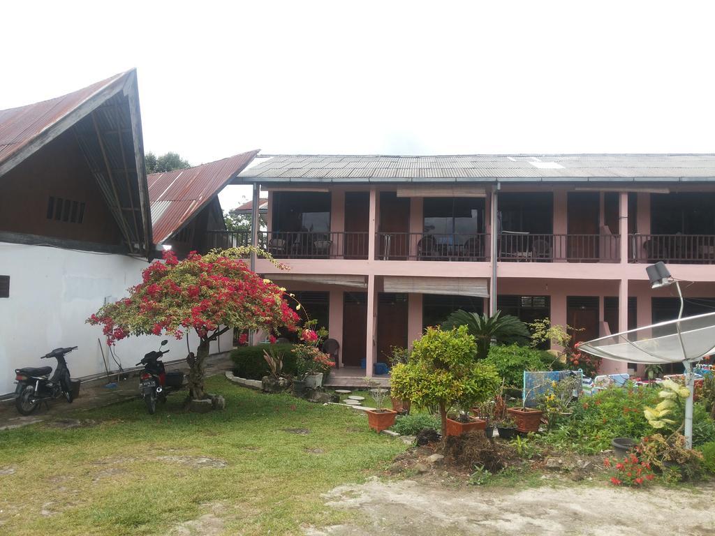 Bernard Guest House&Resto RedPartner Ambarita Esterno foto