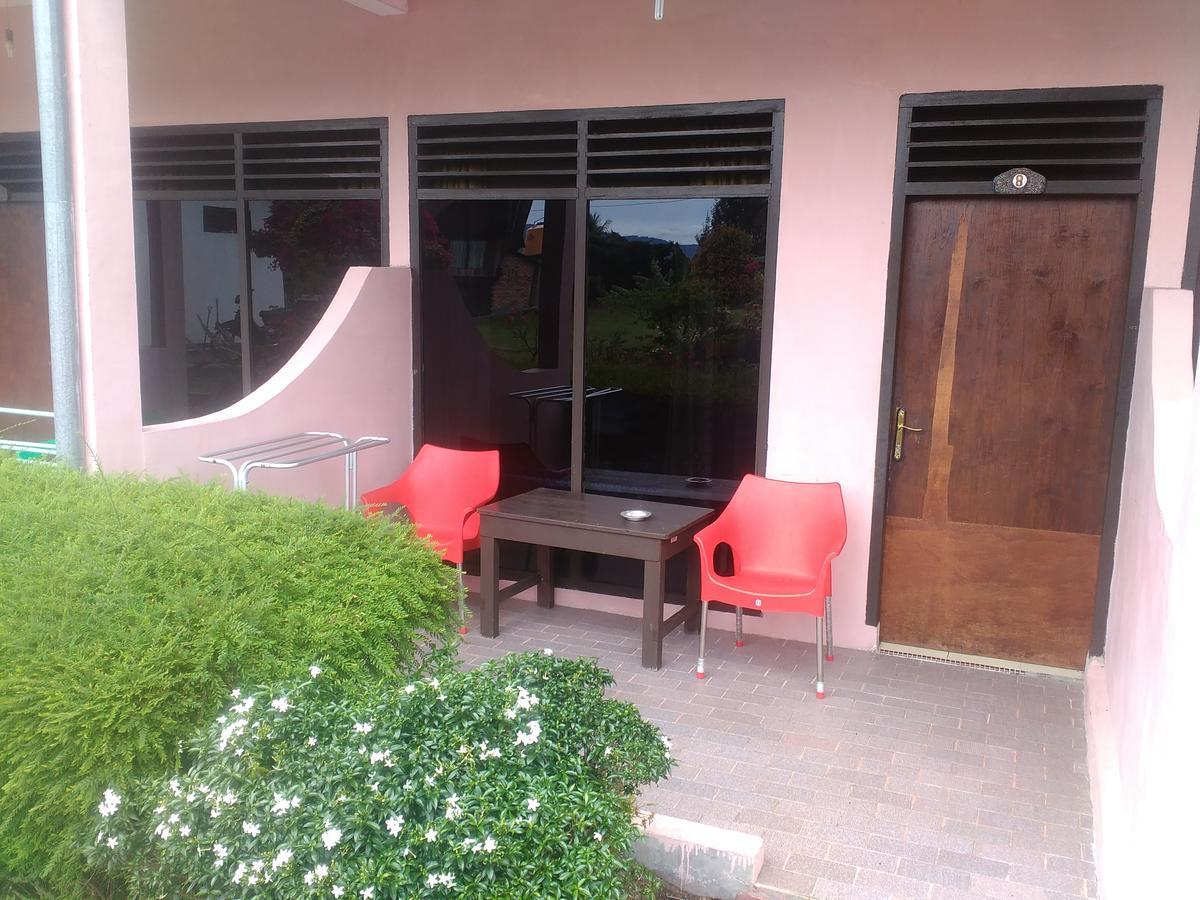 Bernard Guest House&Resto RedPartner Ambarita Esterno foto